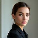 Elena luciendo su traje